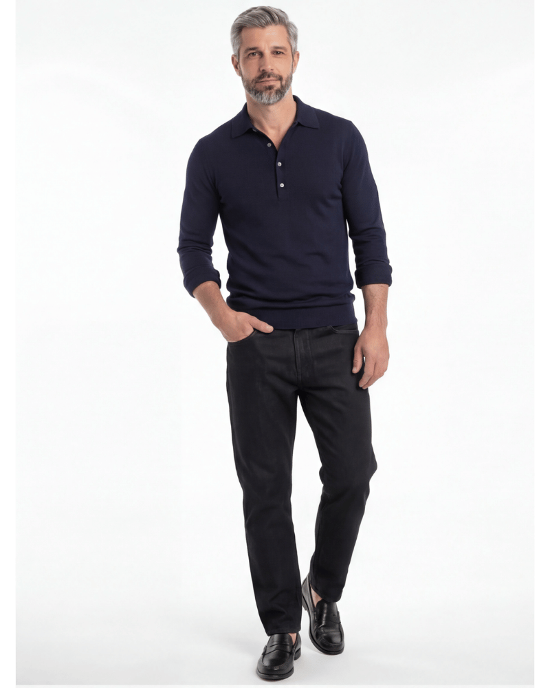 KI-Model trägt Navy Polo — Stehend